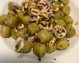 Foto del passaggio 3 della ricetta Gnocchetti al basilico con calamaretti saltati