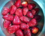 Foto del paso 1 de la receta Fresas con plátanos en salsa de yogurt y fedeos de chocolate