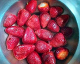 Foto del paso 1 de la receta: Fresas con plátanos en salsa de yogurt y fedeos de chocolate