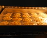 Foto langkah ke 7 dari resep Almond Tuile Cookies (Crispy Almond).