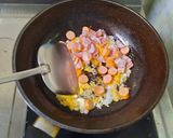 รูปขั้นตอนการทำที่ 5 ของ ข้าวผัดไข่ฮอทด็อกเบคอนกับแซลมอนย่างซอสเทอริยากิ