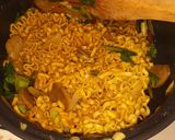 Foto langkah ke 5 dari resep Mie Goreng Bakso Simple.