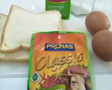 Foto langkah ke 1 dari resep Menu Sarapan - Roti isi Kornet dan Telur.