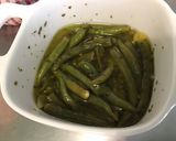 Une image de l'étape 5 de Piments verts indiens confits à l'ail, herbes et citron.