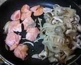 A picture of step 5 of Autumnal Doria with Salmon and Mushrooms.