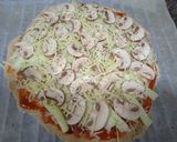 Foto del paso 5 de la receta: Pizza de calabacín y champiñones (con masa rápida de avena)