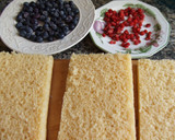 Foto del paso 3 de la receta: Bizcocho relleno de fresitas silvestres y arándanos frescos