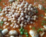 Foto del paso 10 de la receta: Cazuela de pollo, arroz, legumbres y champiñones
