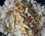 Foto langkah ke 4 dari resep Nasi goreng praktis.