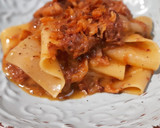Foto del paso 6 de la receta: Pasta con salsa de rabo de ternera y cebolla caramelizada