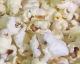 A picture of step 3 of Stove top salty buttery popcorn.