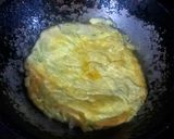 Foto langkah ke 2 dari resep Telur Dadar Daun Jeruk.