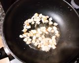 Foto del paso 2 de la receta Revuelto de gambas, patatas y espárragos trigueros