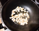 Foto del paso 2 de la receta: Revuelto de gambas, patatas y espárragos trigueros