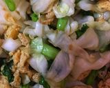 Foto langkah ke 3 dari resep Tumis telur, Sawi hijau dan kol.