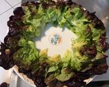 Une image de l'étape 3 de Salade feuille de chêne rouge aux tomates roses,mozzarella di buffala et fleurs d ail triquetre.