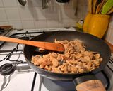 Gombával töltött szűzpecsenye leveles tésztában recept fázis 2 fotója