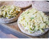A picture of step 4 of English Muffin and Avocado Egg Sandwich.