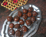 Foto del paso 3 de la receta: Trufas de polvorones y galletas rellenas de guindas