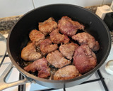 Foto del paso 3 de la receta: Arroz de carrilleras al vino tinto con habitas