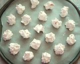 A picture of step 5 of Almond and Cinnamon Meringue Cookies.