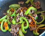 Une image de l'étape 4 de Bœuf sauté aux poivrons, servi avec du riz blanc.