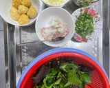 Hình bước làm 1 của món Bún sấu với thịt nạc xay và mọc chiên