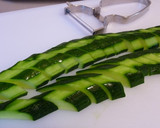 A picture of step 1 of Chinese Stir-Fry with Squid and Cucumber.
