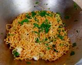 Foto langkah ke 4 dari resep Mie Goreng Daun Kelor.