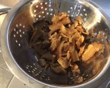 Une image de l'étape 2 de Soupe asiatique épicée au bouillon de crevettes, tomate noire, shiitakes et coriandre.