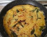 Foto del paso 5 de la receta: Tortilla de patatas con cebolla y pimientos verdes
