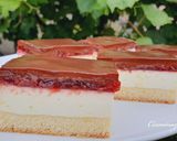 A picture of step 6 of Creamy cheese cake recipe with strawberry jam and chocolate🥰👌.