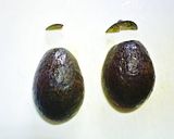 A picture of step 4 of How to Neatly Peel an Avocado.