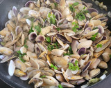 Foto del paso 3 de la receta: Tellinas salteadas con ron