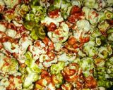 Foto langkah ke 6 dari resep Popcorn karamel merah hijau.