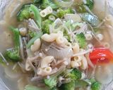 Foto langkah ke 3 dari resep Sup Makaroni dengan Jamur dan Brokoli.