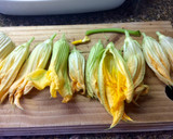 Foto del paso 3 de la receta: Flores de zapallo rellenas -al horno