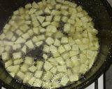 Foto del paso 2 de la receta: Salteado de merluza con cebolla pimientos y papas crujientes