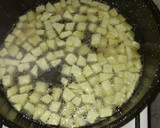 Foto del paso 2 de la receta: Salteado de merluza con cebolla pimientos y papas crujientes