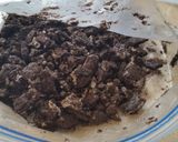 A picture of step 1 of Oreo Dirt Pudding.