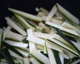 Foto del paso 1 de la receta: Wok de tallarines de arroz con gambones, secreto Ibérico y verduritas a la mantequilla