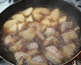 A picture of step 4 of Chinese-style Sweet & Spicy Simmered Daikon Radish and Chicken.