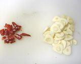 A picture of step 4 of Fragrant with Garlic! Umeboshi and Tuna Aglio, Olio e Peperoncino.
