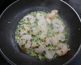 Foto del paso 2 de la receta: Pasta de lentejas, con ajo, perejil y gambas