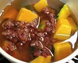A picture of step 4 of "Itoko-ni" Kabocha Squash Simmered with Canned Adzuki Beans.
