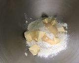 Une image de l'étape 4 de Pâte brisée rose à la fraise, épeautre et lait concentré.
