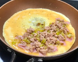 Foto del paso 2 de la receta: Cena saludable! Tortilla fit, jugosa de jamón York, puerro y atún