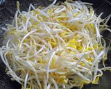 A picture of step 2 of Bean Sprout and Natto Dry Curry Rice Bowl.