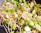 Hình bước làm 2 của món Mì Gói Xào Thập Cẩm Bò Viên & Tôm Tươi Sốt Cà