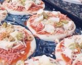 صورة لخطوة 3 من وصفة 😋 ميني بيتزا بزاف بنينة مع إقبال 😋